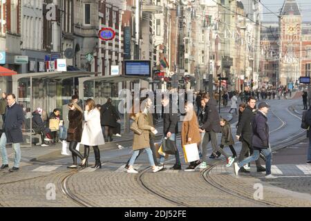 Les gens traversent la Damrak près de la place du Dam au milieu de la pandémie du coronavirus le 13 décembre 2020 à Amsterdam, pays-Bas. Les infections à coronavirus augmentent avec 9,924 nouvelles personnes qui ont été testées positives pour le COVID-19 ce dimanche, enquête de l'institut de santé publique (RIVM). Le Premier ministre néerlandais Mark Rutte a convoqué aujourd'hui une réunion d'urgence lors de la résidence officielle avec les virologues et les ministres, mardi prochain, lors de la conférence de presse, devrait annoncer des mesures plus drastiques pour lutter contre la propagation des infections du coronavirus. (Photo de Paulo Amorim/Sipa USA) Banque D'Images