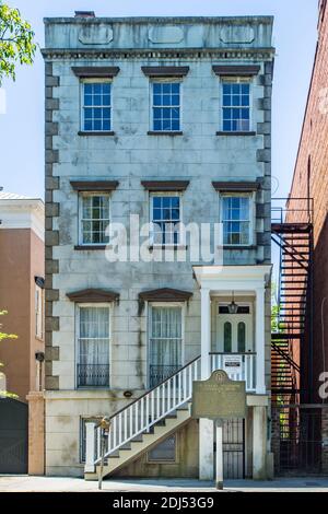 Savannah, GA / USA - 18 avril 2016 : maison d'enfance de Flannery O'Connor sur Lafayette Square à Savannah, le quartier historique de renommée mondiale de la Géorgie. Banque D'Images