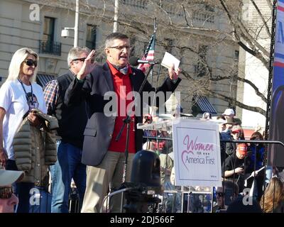 Washington DC, États-Unis. 13 décembre 2020. (NOUVEAU) dans une transformation remarquable du martyre politique, le général Michael Flynn émerge comme le nouveau Standard radical conservateur des États-Unis. 12 décembre 2020, Freedom Plaza, Washington, DC, États-Unis : alors qu'il a mis sous tension d'énormes masses radicales de droite qui sont descendues et perturbent Washington DC, l'ancien conseiller à la sécurité nationale, le général Michael Flynn, a pris la parole lors d'un rassemblement « Women for America First » à Freedom Plaza -- Quelques jours seulement après qu'il ait appelé à la suspension de la Constitution américaine, à l'imposition de la loi martiale et à la répétition des élections imparfaites. Comme il a invoqué la note Banque D'Images