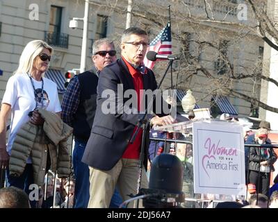 Washington DC, États-Unis. 13 décembre 2020. (NOUVEAU) dans une transformation remarquable du martyre politique, le général Michael Flynn émerge comme le nouveau Standard radical conservateur des États-Unis. 12 décembre 2020, Freedom Plaza, Washington, DC, États-Unis : alors qu'il a mis sous tension d'énormes masses radicales de droite qui sont descendues et perturbent Washington DC, l'ancien conseiller à la sécurité nationale, le général Michael Flynn, a pris la parole lors d'un rassemblement « Women for America First » à Freedom Plaza -- Quelques jours seulement après qu'il ait appelé à la suspension de la Constitution américaine, à l'imposition de la loi martiale et à la répétition des élections imparfaites. Comme il a invoqué la note Banque D'Images