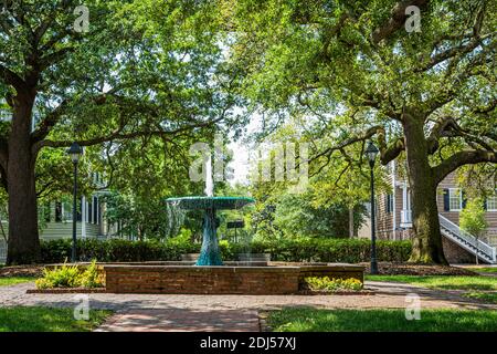 Savannah, GA / USA - 22 avril 2016 : la fontaine Wormsloe est située sur la place Columbia à Savannah, le quartier historique de renommée mondiale de la Géorgie. Banque D'Images