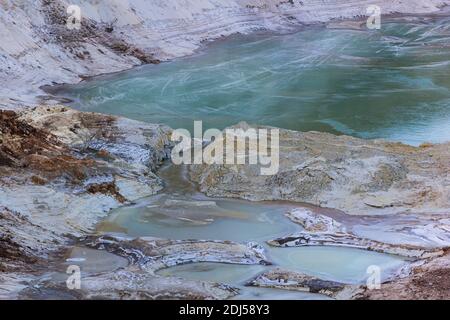 Sable blanc et glace bleue sur l'eau, le fond, la texture du sable Banque D'Images