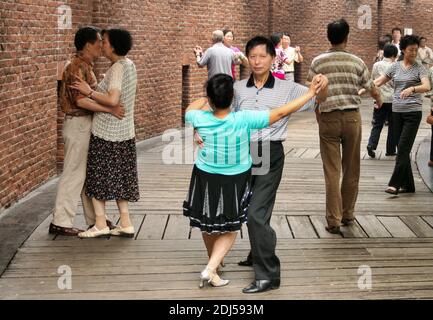 Salle de bal pour couples chinois dansant en plein air dans le parc du groenland de Kai Qiao à Shanghai, en Chine Banque D'Images