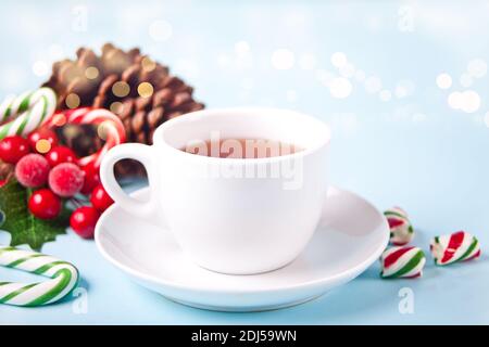 Thé chaud d'hiver avec décoration de noël, bonbons et canne à sucre. Banque D'Images