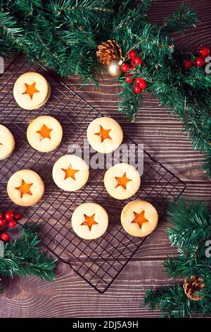 Biscuits de Noël traditionnels autrichiens biscuits Linzer fourrés de confiture d'abricot. Vue de dessus. Banque D'Images