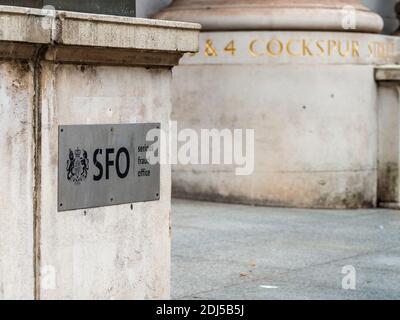 Panneau du Bureau des fraudes graves (SFO) à l'extérieur du 2-4 Cockspur St London. L'OFS enquête sur la fraude, la corruption et la corruption graves ou complexes et en poursuit la poursuite. Banque D'Images