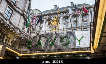 Savoy Hotel London - classic entrée avant de l'hôtel Savoy de luxe Londres, a ouvert en 1889. L'architecte Thomas Edward Collcutt Banque D'Images