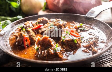 Un détail de soupe de goulash avec des piments dans une casserole. Banque D'Images