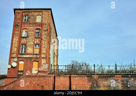 Maison en tenement historique détruite et mur de soutènement en briques rouges dans la ville de Poznan Banque D'Images