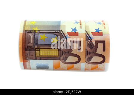 argent d'une valeur de 50 euros roulé sur fond blanc Banque D'Images