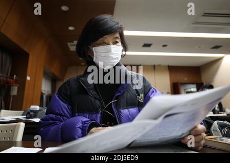 Tokyo, Japon. 13 décembre 2020. Etsuko Sato passe en revue les matériaux du massacre de Nanjing lors du rallye marquant son 83e anniversaire à Tokyo, Japon, le 13 décembre 2020. Des groupes civils japonais ont organisé un rassemblement ici dimanche pour marquer le 83e anniversaire du massacre de Nanjing afin de pleurer les victimes et de dénoncer les crimes brutaux des envahisseurs japonais, appelant les gens à se souvenir de l'histoire et à créer un avenir pacifique et amical. Credit: Du Xiaoyi/Xinhua/Alay Live News Banque D'Images