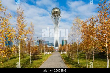 Tour Bayterek (Baiterek) un monument emblématique et tour d'observation emblématique de Nur-Sultan (anciennement Astana), capitale, Kazakhstan, Asie centrale Banque D'Images