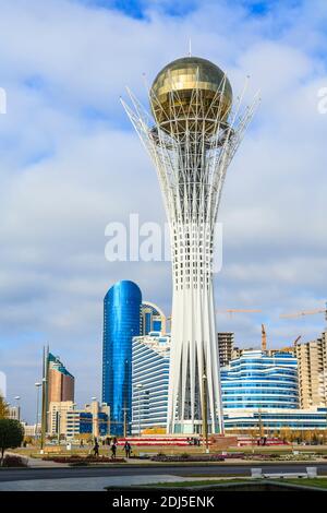 Tour Bayterek (Baiterek) un monument emblématique et tour d'observation emblématique de Nur-Sultan (anciennement Astana), capitale, Kazakhstan, Asie centrale Banque D'Images