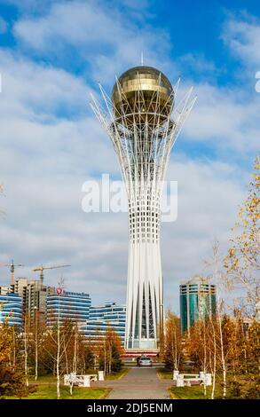 Tour Bayterek (Baiterek) un monument emblématique et tour d'observation emblématique de Nur-Sultan (anciennement Astana), capitale, Kazakhstan, Asie centrale Banque D'Images