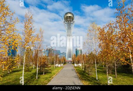 Tour Bayterek (Baiterek) un monument emblématique et tour d'observation emblématique de Nur-Sultan (anciennement Astana), capitale, Kazakhstan, Asie centrale Banque D'Images