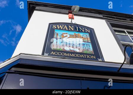 Panneau de pub devant le Swan Inn, un pub Harvey's Brewery dans Red Lion Street, près de West Street et Church Hill, Midhurst, une jolie ville de West Sussex Banque D'Images