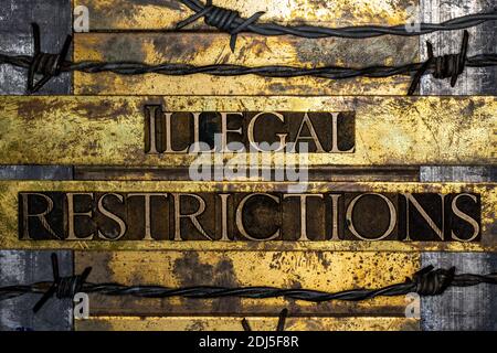 Restrictions illégales texte sur le bronze texturé vintage grunge cuivre et fond doré Banque D'Images