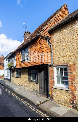 No. 3 Wool Lane, Midhurst, une ville de West Sussex, une maison historique du XVIIe siècle, un bâtiment classé avec le premier étage en survoguant la rue Banque D'Images