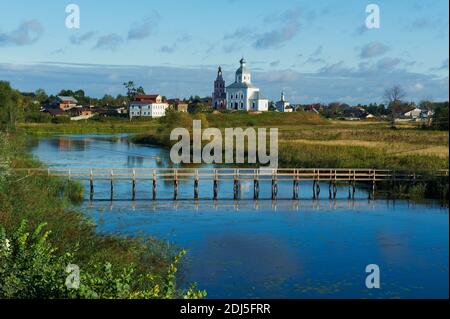 Russie, Rossiya, Vladimir Oblast, anneau d'or, Suzdal, patrimoine mondial de l'UNESCO, rivière Kamenka Banque D'Images