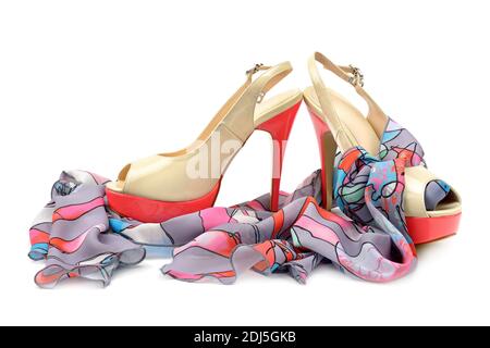 Sandales et écharpe élégantes isolées sur fond blanc. Espace libre pour le texte. Banque D'Images