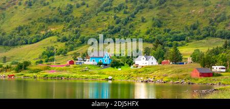 Paysage d'été Lofoten .Lofoten est un archipel dans le comté de Nordland, en Norvège. Est connu pour son paysage distinctif avec des montagnes spectaculaires Banque D'Images