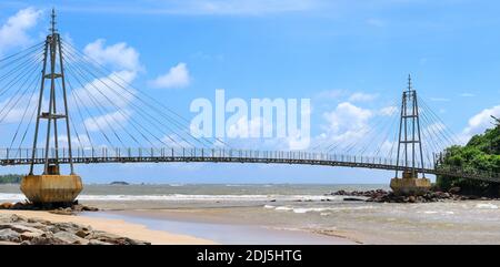 Pont vers l'île avec un temple bouddhiste, Matara, Sri Lanka. Photo large. Banque D'Images