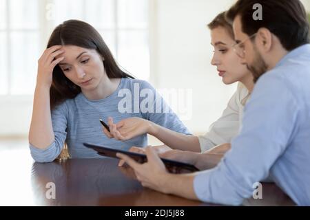 Femme spécialiste stressée agacée par des clients difficiles Banque D'Images