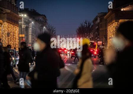 Bergame, Italie. 13 décembre 2020. Bergame - Lombardie devient la zone jaune: Les foules dans la ville haute et le trafic de haywire usage éditorial seulement crédit: Agence de photo indépendante / Alamy Live News Banque D'Images