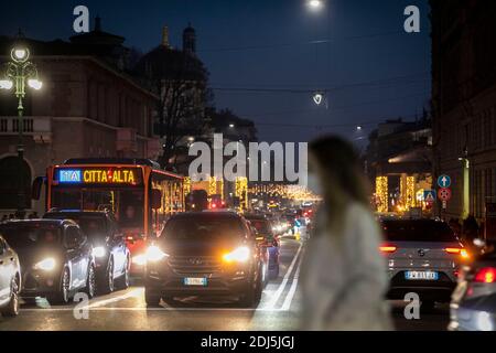 Bergame, Italie. 13 décembre 2020. Bergame - Lombardie devient la zone jaune: Les foules dans la ville haute et le trafic de haywire usage éditorial seulement crédit: Agence de photo indépendante / Alamy Live News Banque D'Images