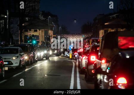 Bergame, Italie. 13 décembre 2020. Bergame - Lombardie devient la zone jaune: Les foules dans la ville haute et le trafic de haywire usage éditorial seulement crédit: Agence de photo indépendante / Alamy Live News Banque D'Images