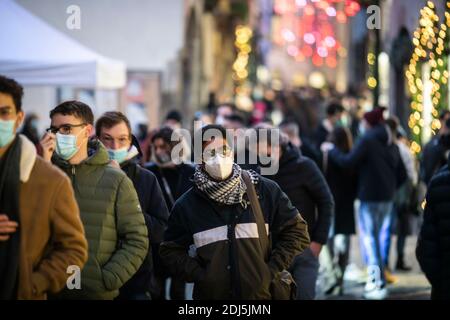 Bergame, Italie. 13 décembre 2020. Bergame - Lombardie devient la zone jaune: Les foules dans la ville haute et le trafic de haywire usage éditorial seulement crédit: Agence de photo indépendante / Alamy Live News Banque D'Images