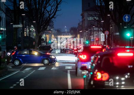 Bergame, Italie. 13 décembre 2020. Bergame - Lombardie devient la zone jaune: Les foules dans la ville haute et le trafic de haywire usage éditorial seulement crédit: Agence de photo indépendante / Alamy Live News Banque D'Images