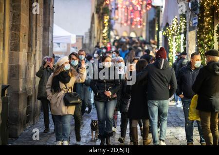 Bergame, Italie. 13 décembre 2020. Bergame - Lombardie devient la zone jaune: Les foules dans la ville haute et le trafic de haywire usage éditorial seulement crédit: Agence de photo indépendante / Alamy Live News Banque D'Images