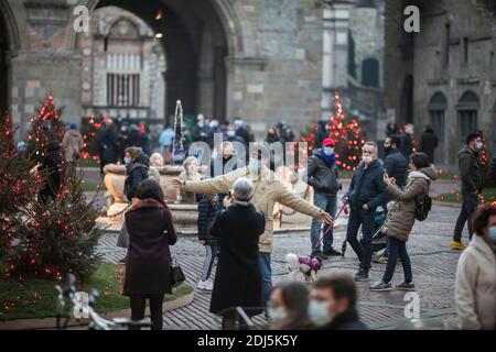Bergame, Italie. 13 décembre 2020. Bergame - Lombardie devient la zone jaune: Les foules dans la ville haute et le trafic de haywire usage éditorial seulement crédit: Agence de photo indépendante / Alamy Live News Banque D'Images