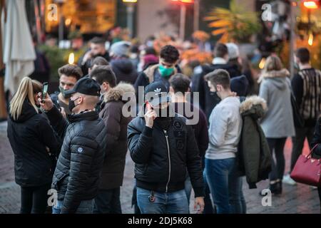 Bergame, Italie. 13 décembre 2020. Bergame - Lombardie devient la zone jaune: Les foules dans la ville haute et le trafic de haywire usage éditorial seulement crédit: Agence de photo indépendante / Alamy Live News Banque D'Images