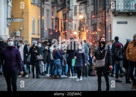 Bergame, Italie. 13 décembre 2020. Bergame - Lombardie devient la zone jaune: Les foules dans la ville haute et le trafic de haywire usage éditorial seulement crédit: Agence de photo indépendante / Alamy Live News Banque D'Images