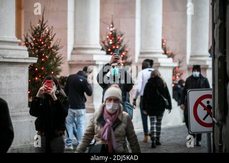 Bergame, Italie. 13 décembre 2020. Bergame - Lombardie devient la zone jaune: Les foules dans la ville haute et le trafic de haywire usage éditorial seulement crédit: Agence de photo indépendante / Alamy Live News Banque D'Images