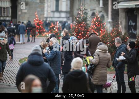 Bergame, Italie. 13 décembre 2020. Bergame - Lombardie devient la zone jaune: Les foules dans la ville haute et le trafic de haywire usage éditorial seulement crédit: Agence de photo indépendante / Alamy Live News Banque D'Images