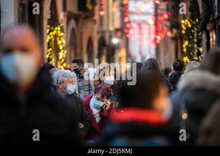 Bergame, Italie. 13 décembre 2020. Bergame - Lombardie devient la zone jaune: Les foules dans la ville haute et le trafic de haywire usage éditorial seulement crédit: Agence de photo indépendante / Alamy Live News Banque D'Images