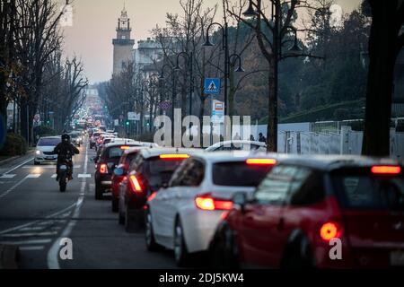 Bergame, Italie. 13 décembre 2020. Bergame - Lombardie devient la zone jaune: Les foules dans la ville haute et le trafic de haywire usage éditorial seulement crédit: Agence de photo indépendante / Alamy Live News Banque D'Images