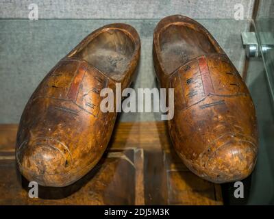 Vieilles chaussures médiévales en bois. Banque D'Images