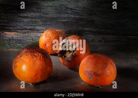 Quatre fruits très mûrs et doux de Persimmon. La dernière phase de maturation. Doux, de bon goût et très doux Banque D'Images