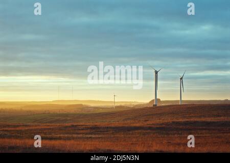 Éoliennes sur une colline à la campagne au coucher du soleil. West Lothian, Écosse, Royaume-Uni Banque D'Images