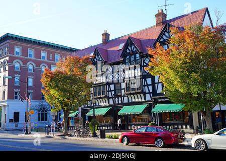 PRINCETON, NJ -15 OCT 2020- vue sur les bâtiments de Nassau Street dans le centre-ville de Princeton, New Jersey, États-Unis. Banque D'Images