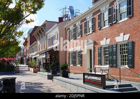 PRINCETON, NJ -30 SEP 2020- vue sur les bâtiments de Nassau Street dans le centre-ville de Princeton, New Jersey, États-Unis. Banque D'Images