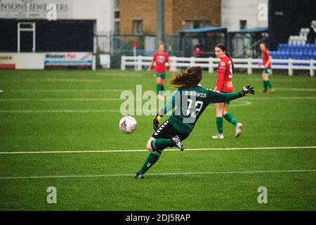 Le gardien de but Megan Borthwick (#13 Durham) libère le ballon lors du match de championnat féminin FA entre Coventry United et Durham à Butts Park Arena à Coventry. Ashleigh Davies / SPP Banque D'Images