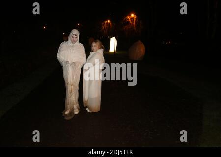 Brûle un feu, une exposition de nuit de lumière et de feu pour célébrer Robert Burns Beth en janvier 1759, tenue aux monuments Burn et Robert Burns Birthplace Museum, Alloway, Ayrshire, Écosse, Royaume-Uni.23 janv. 2016. Fantômes et ghouls Banque D'Images