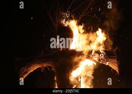 Brûle un feu, Une exposition nocturne de lumière et de feu pour célébrer la naissance de Robert Burns en janvier 1759, tenue au Burns monuments et Robert Burns Birthplace Museum, Alloway, Ayrshire, Écosse, Royaume-Uni.23 janv. 2016. La soirée a culminé avec la combustion d'un osier Banque D'Images