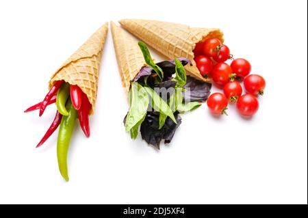 Légumes frais dans des cornets de gaufres, fond blanc Banque D'Images