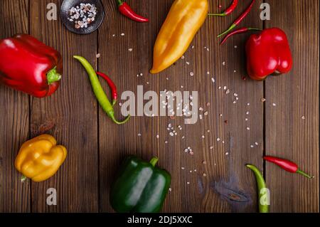 Légumes frais sur fond de bois Banque D'Images